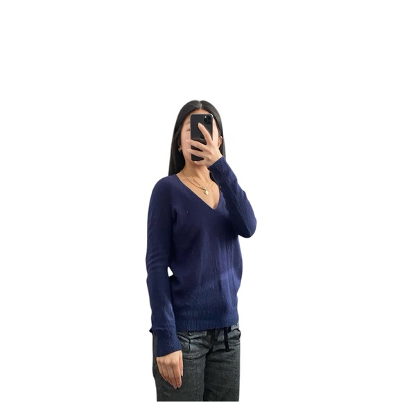 Theory Cashmere V-neck Sweater (XS) - Picture 4 of 8